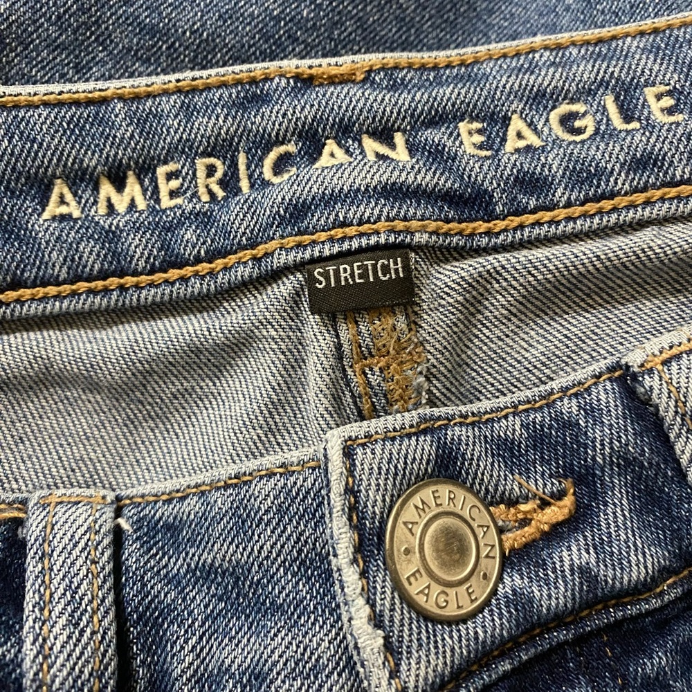 American Eagle Tomgirl Medium Wash Button Tab Straight Leg Jeans Size 28” - Picture 14 of 15